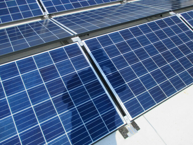 Photovoltaikmodule auf einer Gewerbehalle