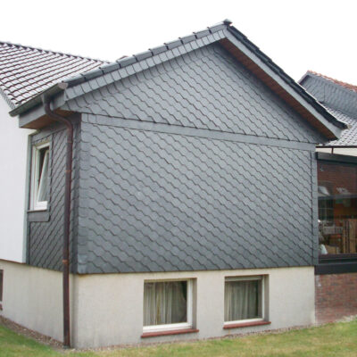 Hausgiebel mit schwarzen Schiefertafeln verkleidet