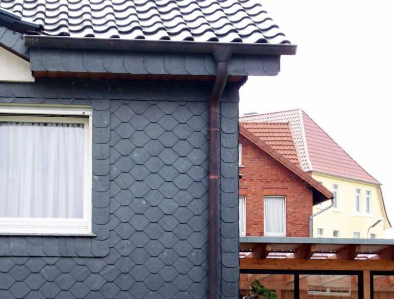 Hausfassade mit schwarzen Schiefertafeln
